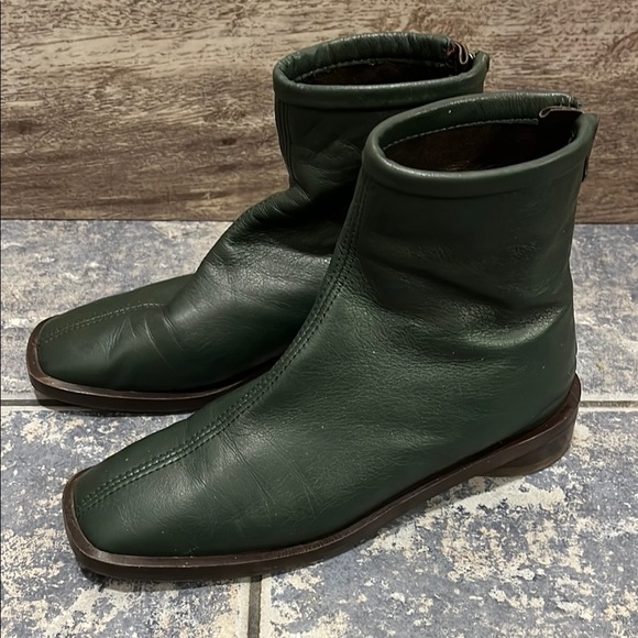 Green leather zip up ankle boots made in Spain - Picture 1 of 8